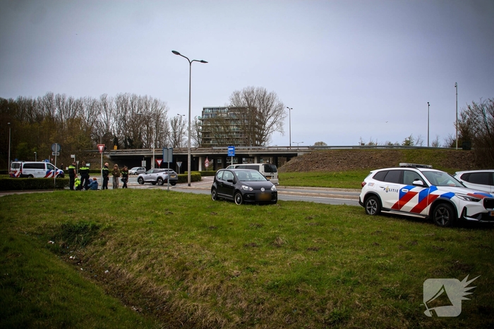 Botsing tussen auto en fietster leidt tot verwondingen