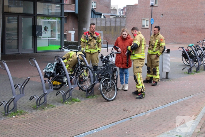 Brandweer knipt slot van fiets
