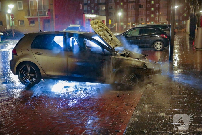 Auto volledig uitgebrand na brand