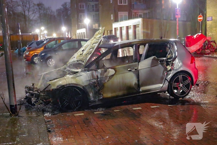 Auto volledig uitgebrand na brand