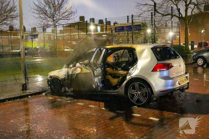 Auto volledig uitgebrand na brand