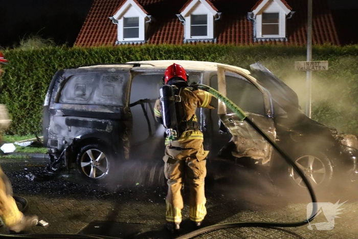 Explosie leidt tot auto brand