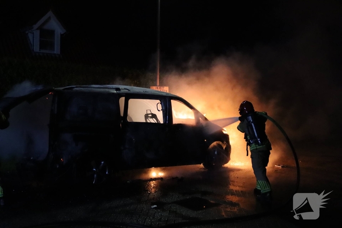 Explosie leidt tot auto brand