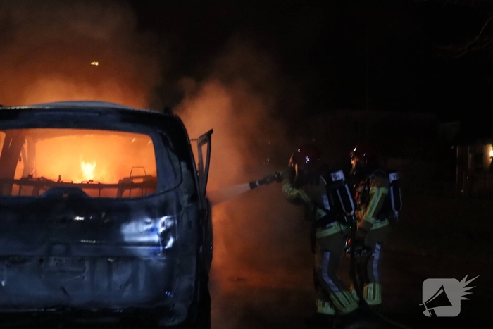 Explosie leidt tot auto brand