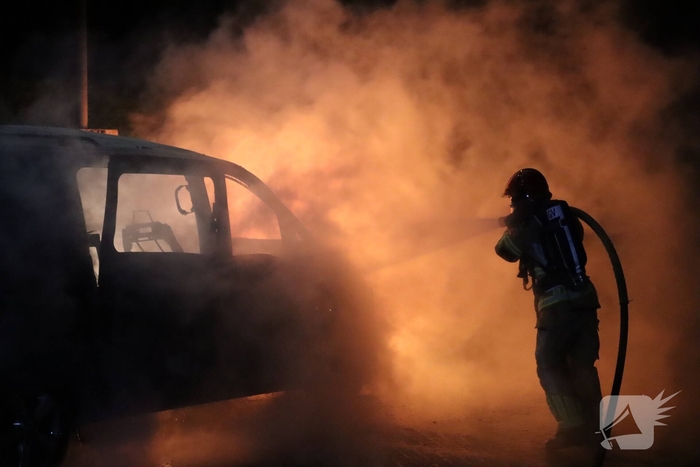 Explosie leidt tot auto brand