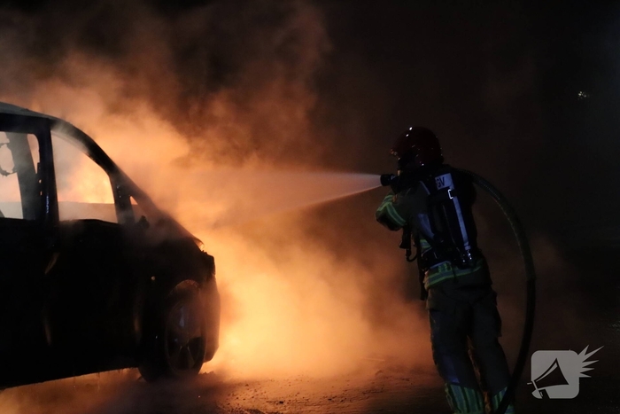 Explosie leidt tot auto brand