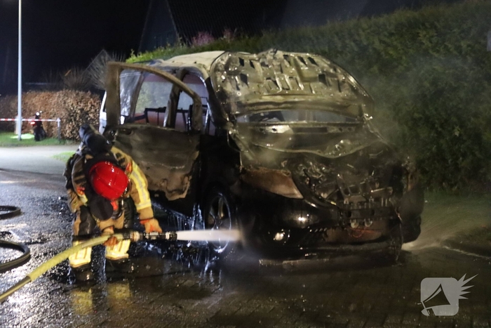 Explosie leidt tot auto brand