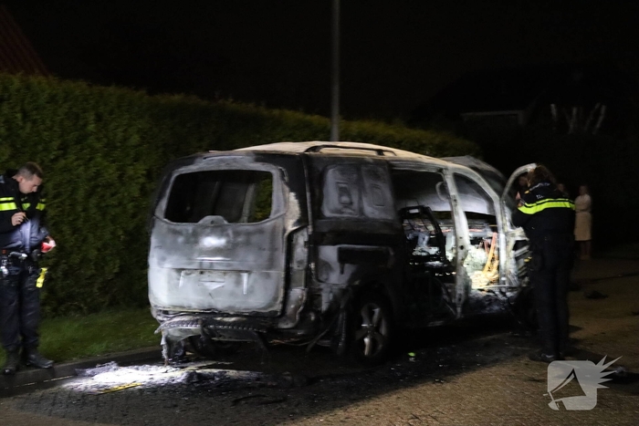 Explosie leidt tot auto brand
