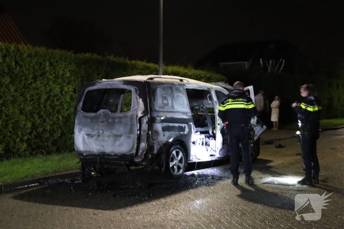 Explosie leidt tot auto brand