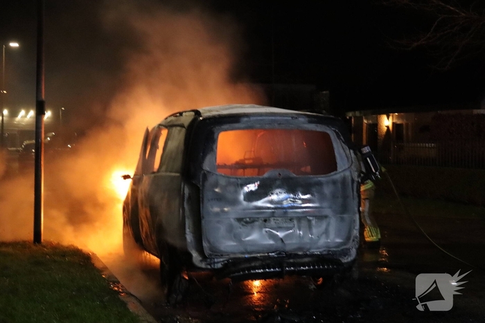 Explosie leidt tot auto brand