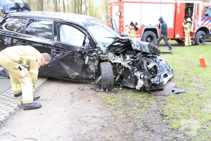 Auto botst tegen boom met bestuurder gewond
