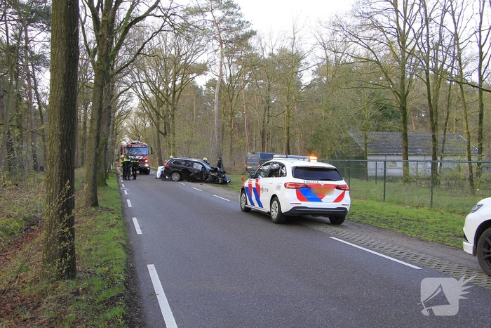 Auto botst tegen boom met bestuurder gewond