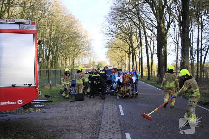 Auto botst tegen boom met bestuurder gewond
