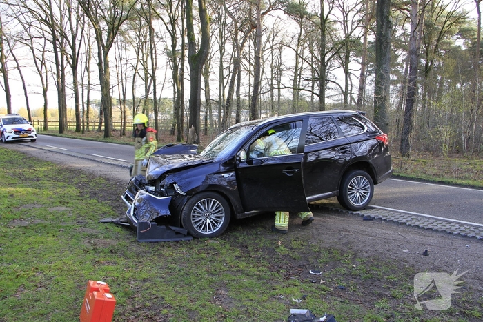 Auto botst tegen boom met bestuurder gewond