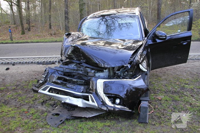Auto botst tegen boom met bestuurder gewond