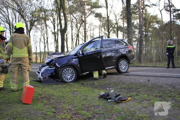 Auto botst tegen boom met bestuurder gewond