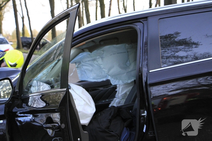 Auto botst tegen boom met bestuurder gewond