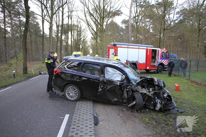 Auto botst tegen boom met bestuurder gewond