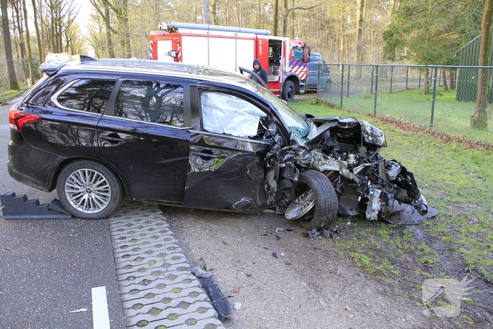 Auto botst tegen boom met bestuurder gewond