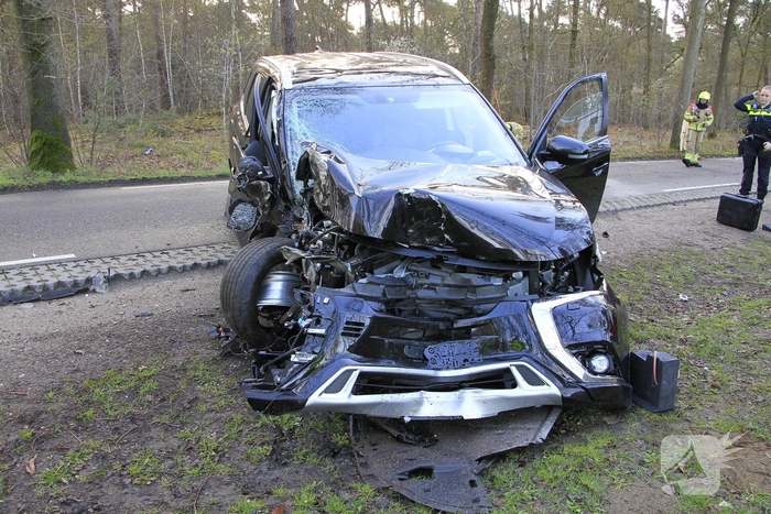 Auto botst tegen boom met bestuurder gewond