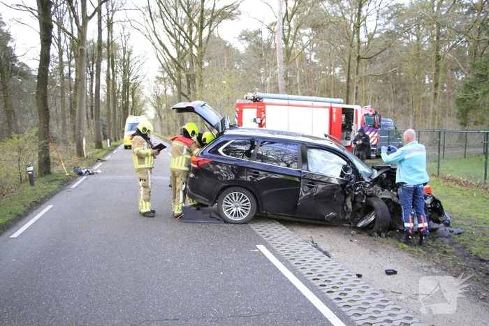 Auto botst tegen boom met bestuurder gewond