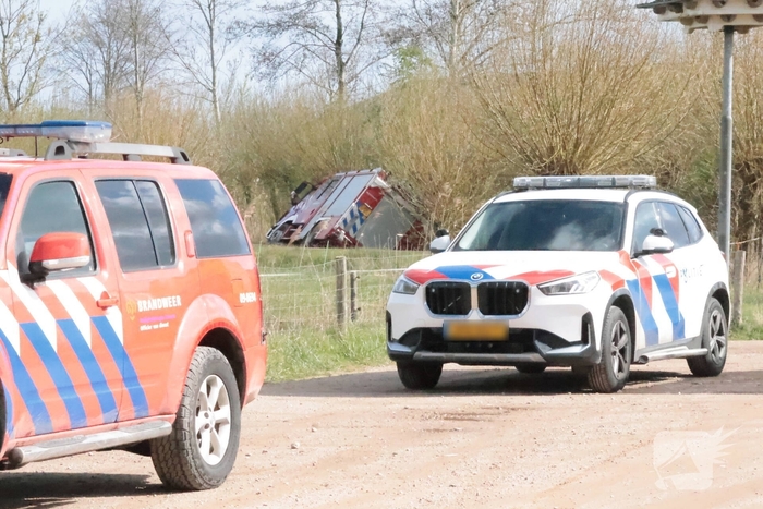 Brandweerauto belandt in sloot tijdens uitruk