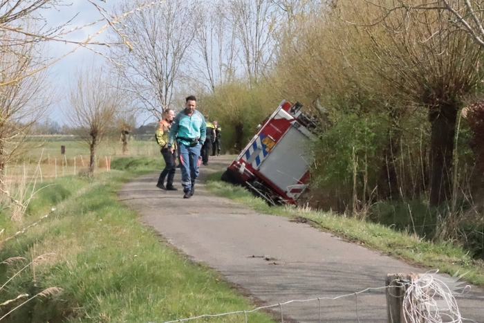 Brandweerauto belandt in sloot tijdens uitruk
