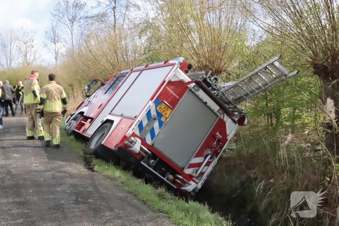 Brandweerauto belandt in sloot tijdens uitruk