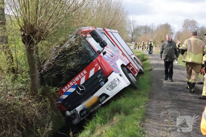 Brandweerauto belandt in sloot tijdens uitruk