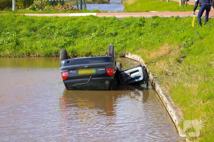 Auto te water na aanrijding