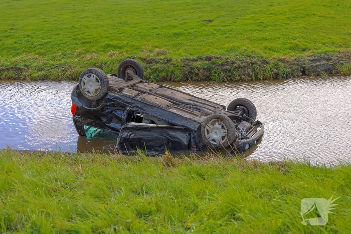 Auto te water na aanrijding