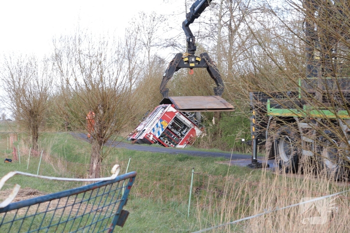 Brandweervoertuig na uren geborgen