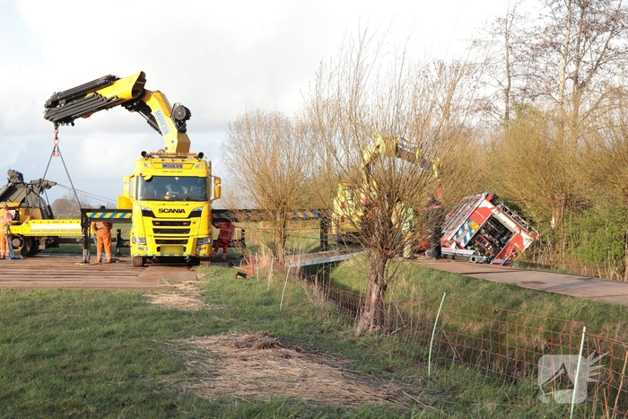 Brandweervoertuig na uren geborgen