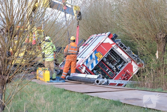 Brandweervoertuig na uren geborgen