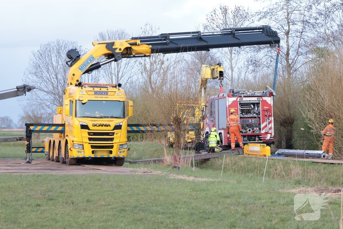 Brandweervoertuig na uren geborgen