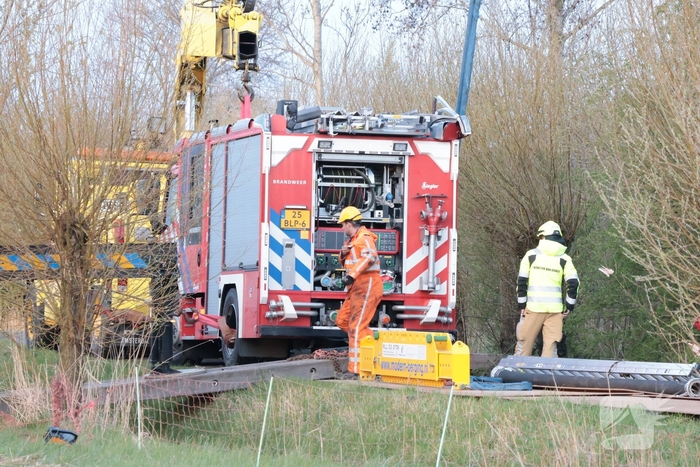 Brandweervoertuig na uren geborgen