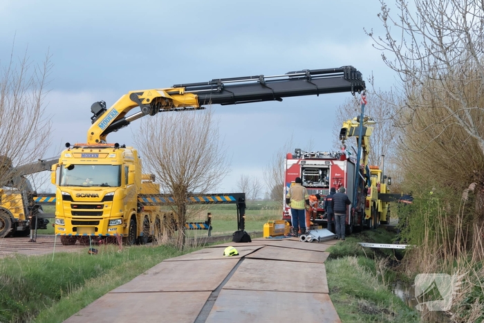 Brandweervoertuig na uren geborgen