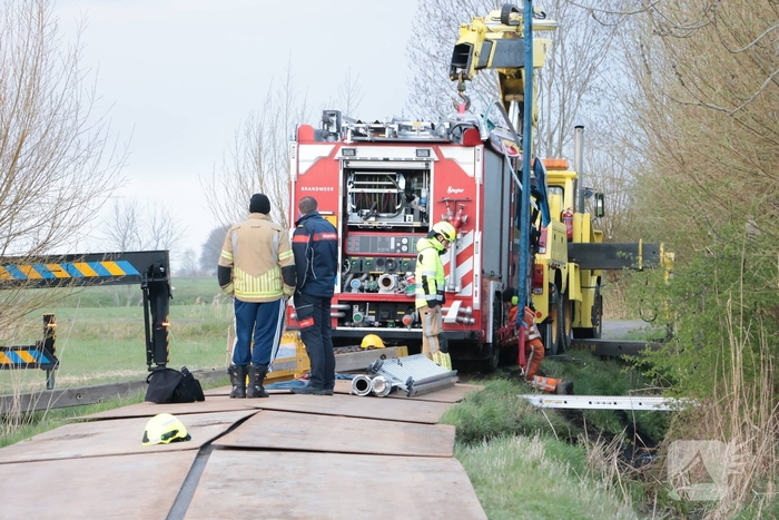 Brandweervoertuig na uren geborgen