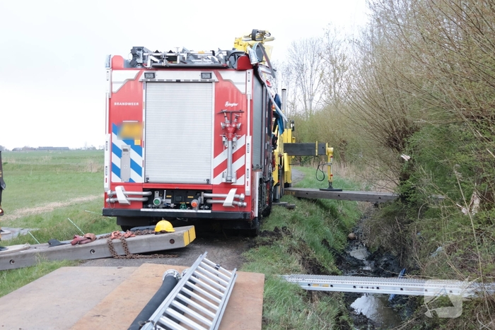 Brandweervoertuig na uren geborgen