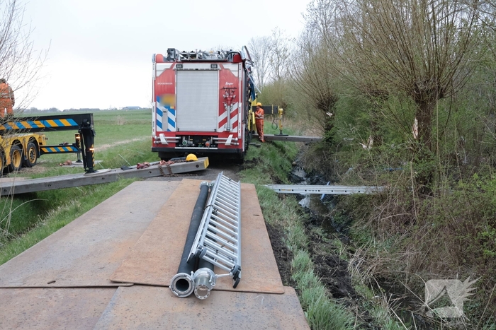 Brandweervoertuig na uren geborgen