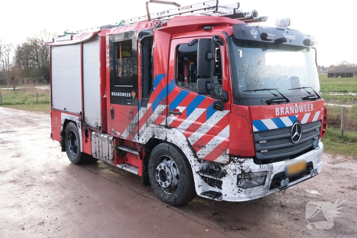 Brandweervoertuig na uren geborgen