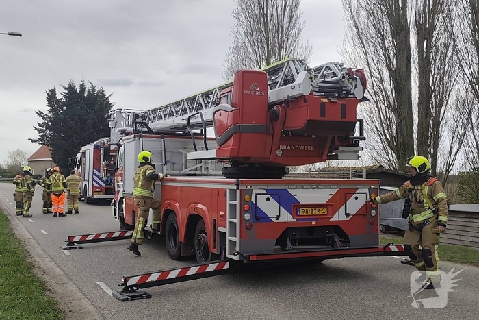 Brandweer verwijdert gevaarlijk hangende takken