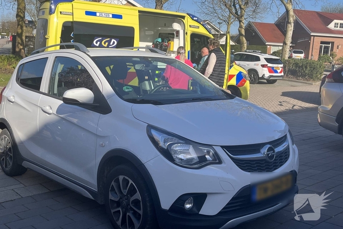 Jongen op elektrische step botst op auto