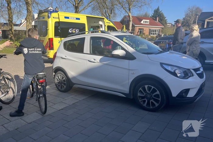Jongen op elektrische step botst op auto