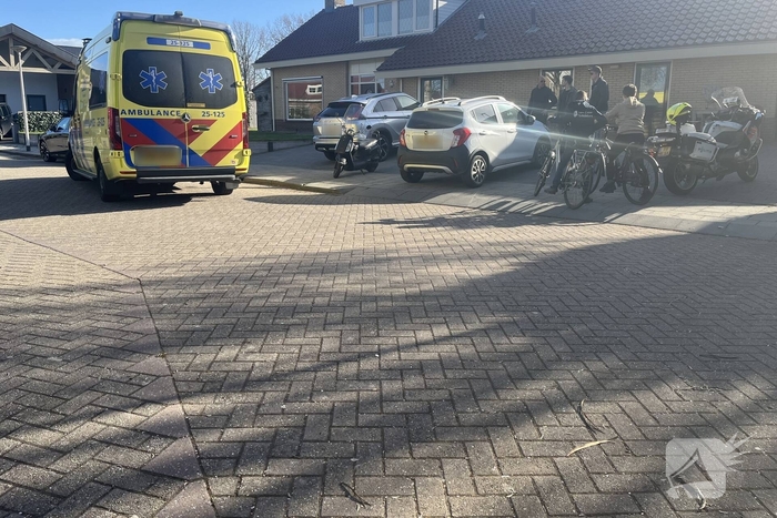 Jongen op elektrische step botst op auto