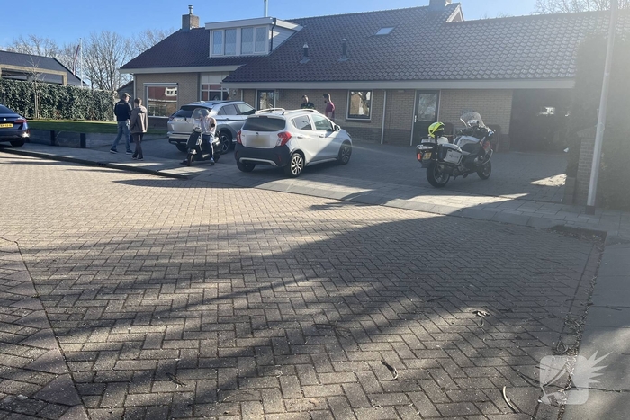 Jongen op elektrische step botst op auto