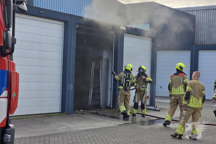 Brandweer bestrijdt brand in garagebox