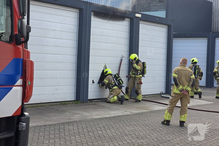 Brandweer bestrijdt brand in garagebox
