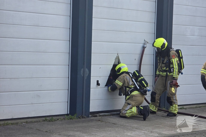 Brandweer bestrijdt brand in garagebox