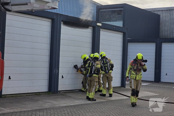 Brandweer bestrijdt brand in garagebox